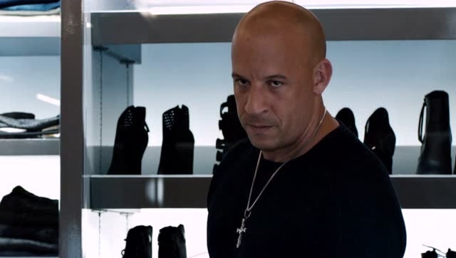 速度与激情8:飞机上塞弗带多姆来到装备室,这武器够装备一支小部队了!