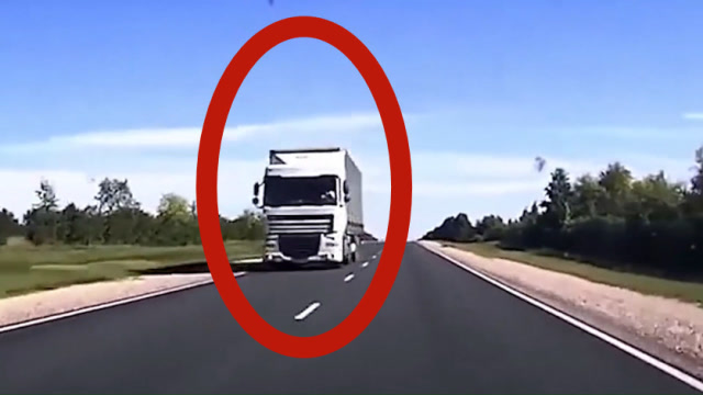 这就是车速太快造成的严重事故