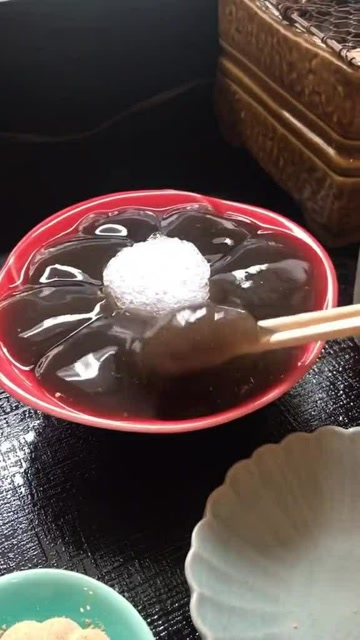 蕨菜根部淀粉做成的糕,撒上黄豆面是传统的吃法