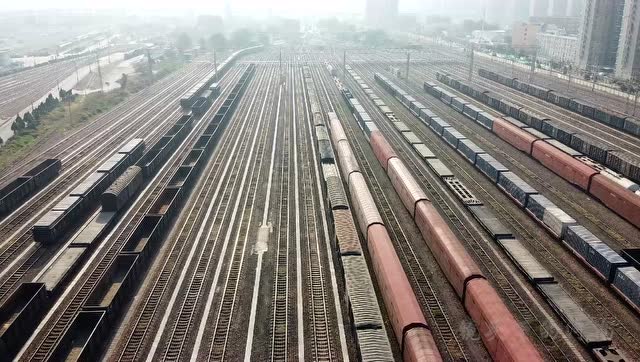 航拍亚洲最大火车编组站郑州北站,规模超大,车厢在这里自己会跑