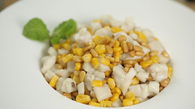 松仁鱼米粒:松仁香,粟米甜,鱼肉鲜!