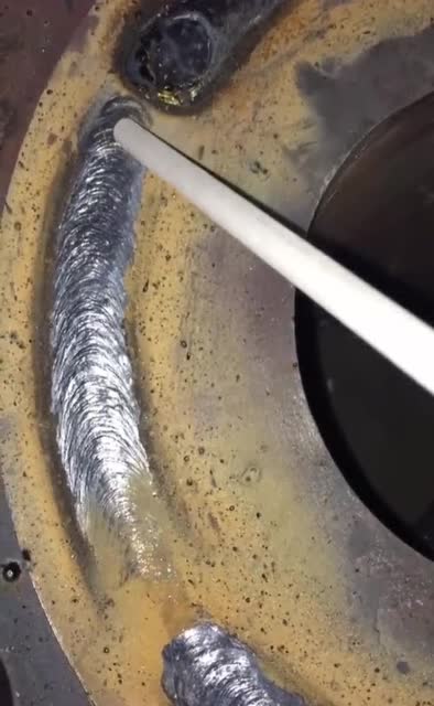 新来的小伙展示电焊平焊的技巧,真是太佩服他了!