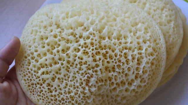 朋友琢磨出像蜂窝的饼打算摆摊卖,问一个能卖多少钱,我:2块吧