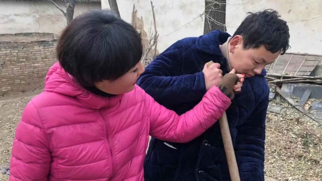 富婆看上农村小伙,送八辆豪车狂追,不想农村小伙比她更有钱