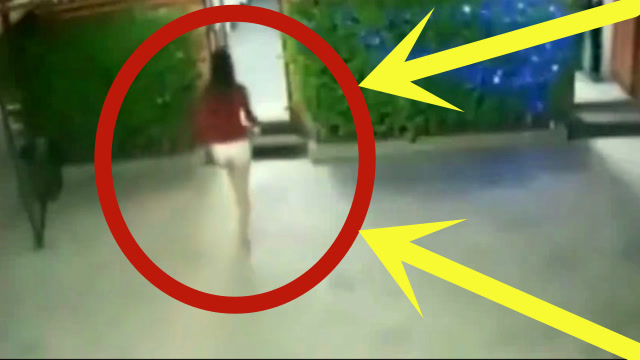 美女刚进女厕,身后大叔"图谋不轨"跟了进去,刚好被监控拍下!