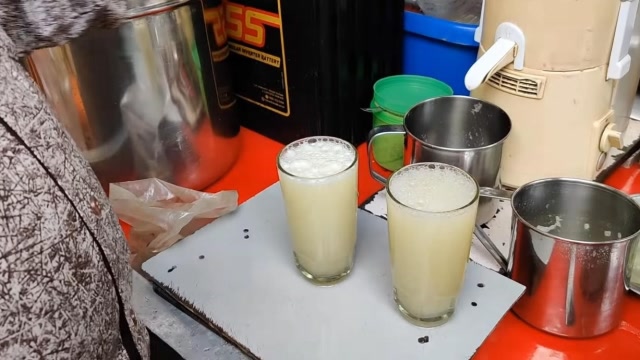 印度街头,新鲜制作的芦荟汁,你敢尝尝吗?