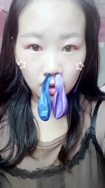 这个小姐姐火了,鼻孔吹气球,一次两个,太厉害了!