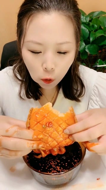 这海菠萝吃着真爽又辣又带劲