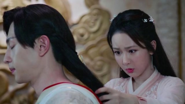 香蜜:锦觅扯凤凰衣服查看伤势,凤凰半推半就,这是害羞了?