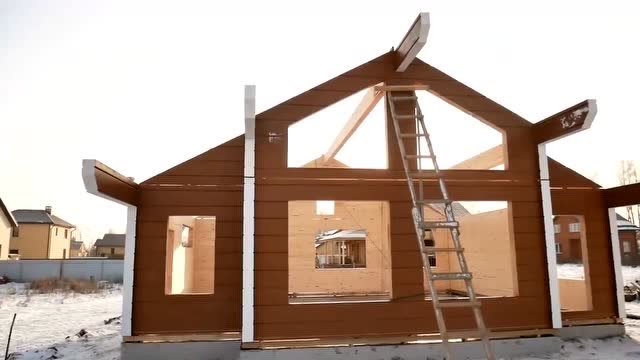 在农村自己动手建造一栋木屋,这比买的房子住着舒服,再也不怕买不起房