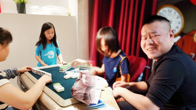 岳云鹏大女儿打麻将引争议,连胜多局很得意,有网友担心孩子学坏