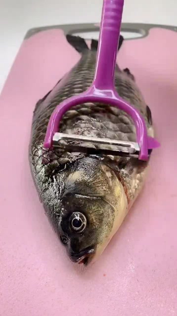 厨房刮鱼鳞小妙招,一个矿泉水瓶就解决,你学会了吗