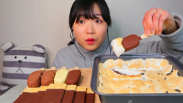 韩国女吃货,吃脆皮雪糕 烤棉花糖 饼干,看看这吃法,吃得真馋人