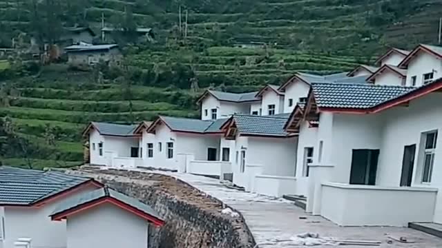 这是我们当地的五保户统一的安置小区,房子建的宽敞明亮,谢谢中国政府