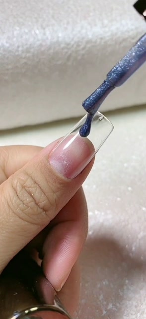 涂甲油胶其实是很简单的,只要涂的比较均匀就可以哦!