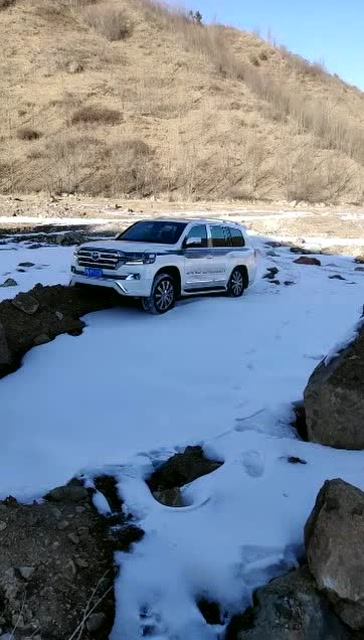 兰德酷路泽就是牛,行驶在这样的雪地,简直就是如履平地!