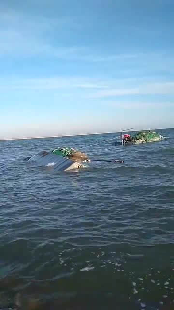 实拍渔船翻船,眼前的画面,真替渔民心疼!