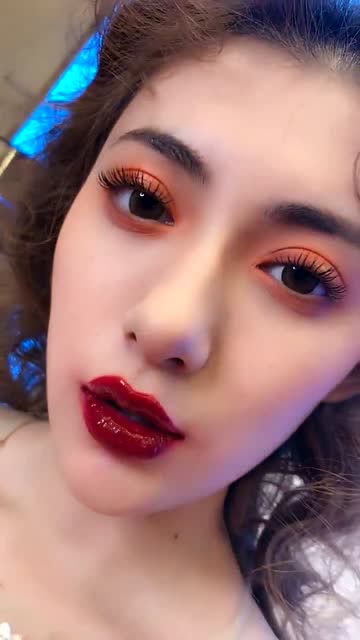 你会涂口红吗小姐姐教你口红的正确打开方式,让你的嘴唇更迷人