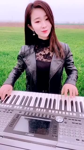 美女电子琴演奏这首曲保证你听过