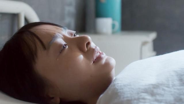 白灵躺在病床上流泪,听到还没找到兆鹏,白灵更加伤心了