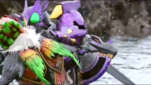 假面骑士欧兹变成真正贪欲者的映司用体内禁忌硬币的力量变成翼角暴龙