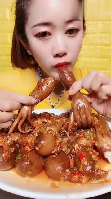 素颜美女吃八爪鱼,满满的一大盘,不吧唧嘴,喜欢的进来!