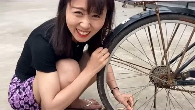 美女为和大叔下棋,都把人家的自行车撒气了,你说说这是人干事吗?