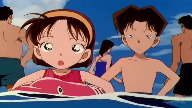 名侦探柯南柯南在海边偷看的美女居然就是小兰世界还真是小啊