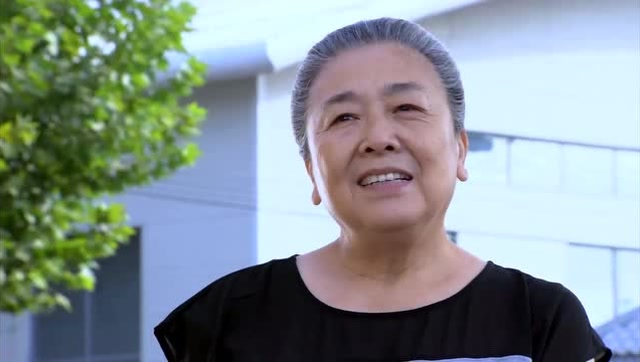 麻辣芳邻:老杨真勤快,种了满院子的菜,连李大娘都夸他好!