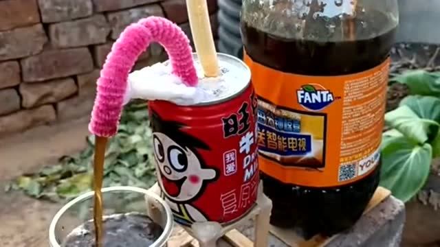 小伙用废弃易拉罐制作的饮水机,这发明可以去申请专利了!