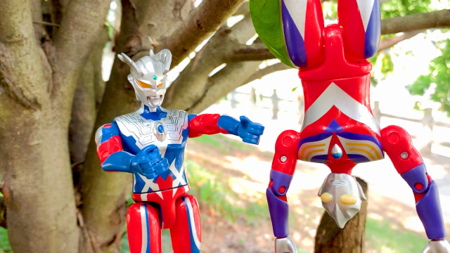 迪迦奥特曼在树上睡觉被树枝卡住下不来,赛罗奥特曼来帮忙