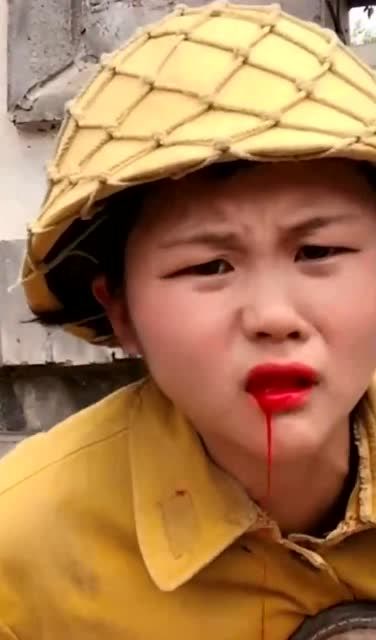 抗日神剧拍戏现场女鬼子竟被人一脚踩吐血下手太狠了吧