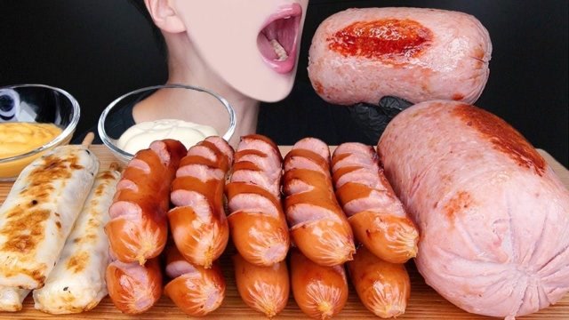 吃播二倍速:小哥哥吃8个脆骨烤肠,2个超大巨型香肠,蘸着芝士真过瘾