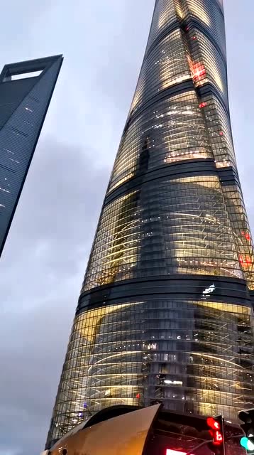 上海中心大厦遇台风顶楼摇摆超过一米,全靠顶楼重达千吨的阻尼器