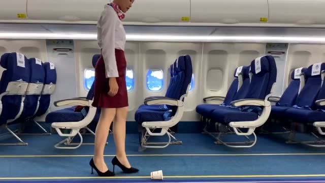 空姐捡东西也有礼仪,这几个动作,女生穿高跟鞋几乎是做不出来的!