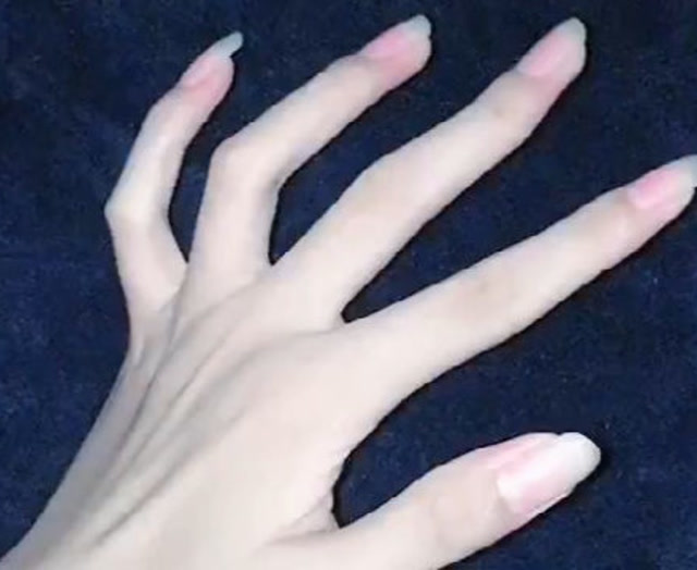 你敢相信这样的纤细钢琴手是男人的吗?让我这个女生自愧不如啊