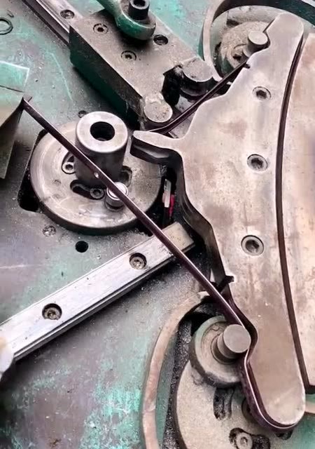 机器用力一压,一个衣服撑子就做好了,这也太厉害了!