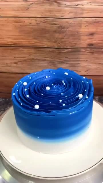 只要一个裱花嘴就做一个蓝色玫瑰蛋糕