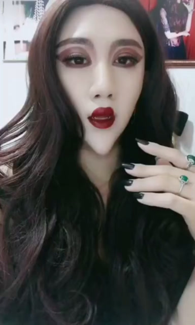 整容男这蛇精脸!当男人太累觉得做女人挺好?