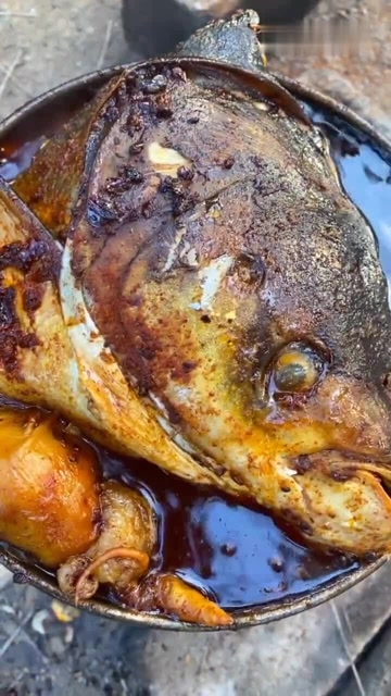 铁桶煮鱼头开吃,槟榔嫂都夸好吃