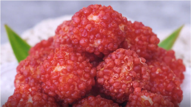 五星大饭店的招牌菜-假荔枝,颜色好看,咬下去特别q弹,猜猜看这是什么?
