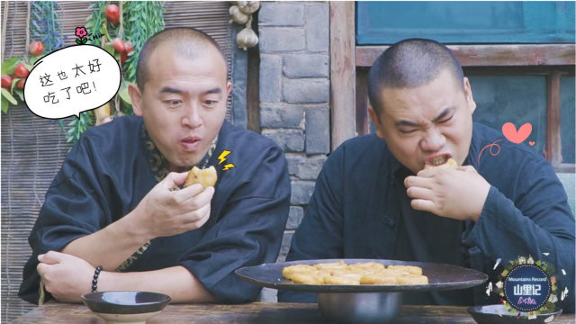 徒弟一道油炸藕盒,金黄酥脆吃一口满嘴香,馋得师傅直流口水