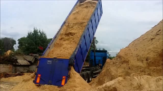 卡车装了满满一车沙子液压杆往高处一抬全卸下来了