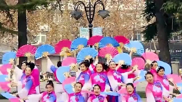 广场舞《山笑水笑人欢笑》扇子舞,简单易学,适合中老年学习!