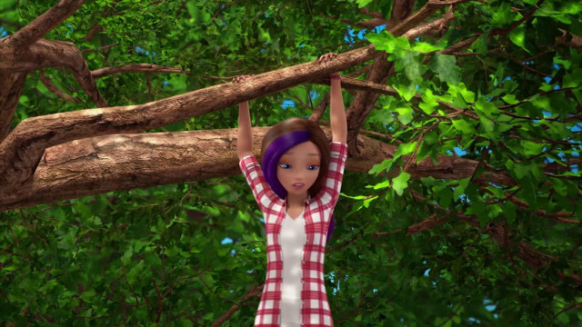 芭比梦幻屋思佩要从树上掉下去了谁来救救她她坚持不住了