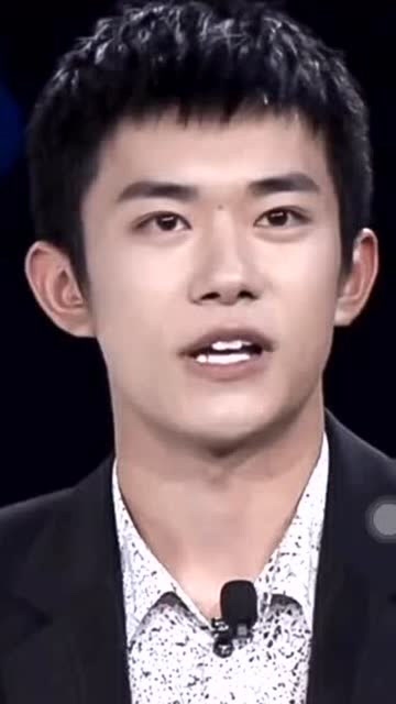 易烊千玺就是王子啊,眉心痣越来越明显了!