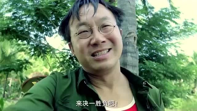 电影:男子拿木棍偷袭许冠文,结果许冠文掏出来的比他的还要大,太搞笑