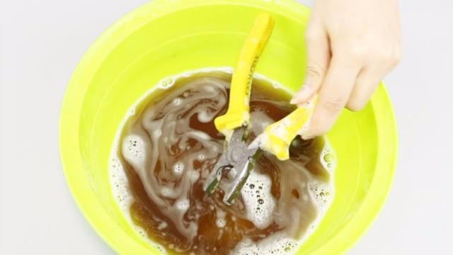 家里工具老生锈?教你自制"除锈液",轻松去除锈迹,简单不费事