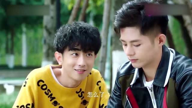 高冷校草竟然对灰姑娘动心,灰姑娘还嫌他话多,一旁的朋友都惊呆了!