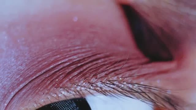 第一次尝试超近距离怼脸 原来眼皮的皮肤这么褶皱的